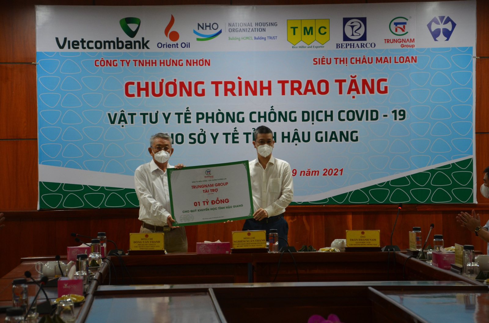TRUONGNAM GROUP GIVES TO HAU GIANG 3,000 COVID-19 TESTING KITs AND 1 BILLION VND