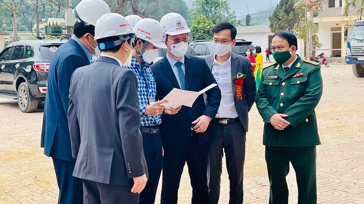 CHAIRMAN OF THE NGHE AN PROVINCE INSPECTS KY SON HIGH SCHOOL