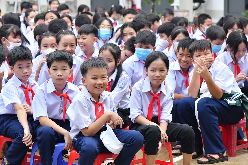 Các em học sinh trường THCS Châu Hòa phấn khởi trong ngày khai giảng năm học mới 2023- 2024