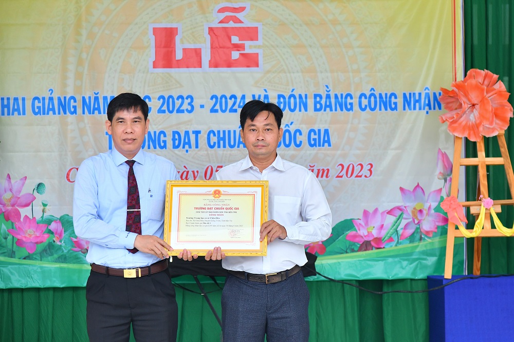 Thầy Cao Văn Khởi, Hiệu trưởng trường THCS Châu Hòa nhận “Bằng công nhận trường đạt chuẩn Quốc Gia năm 2023” tại buổi lễ